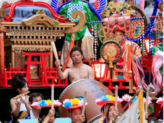 写真:ユネスコ無形文化遺産「八戸三社大祭」(はちのへ さんしゃ たいさい)