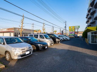 写真:隣接駐車場を完備