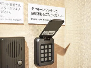 写真:女性大浴場の入口はテンキーで安心