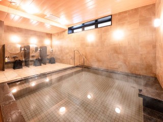 写真:疲れを癒す大浴場完備