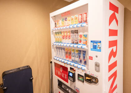 写真：製氷機と自動販売機