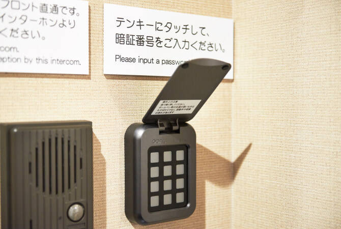 写真：女性大浴場の入口はテンキーロック