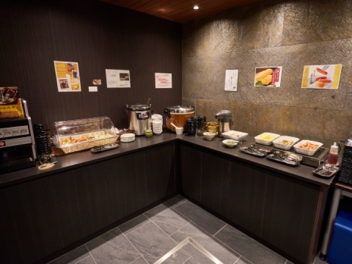 炊きたてご飯の和朝食&夜は無料のカレーサービス
