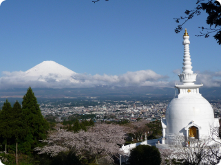 写真：平和公園（富士仏舎利塔）