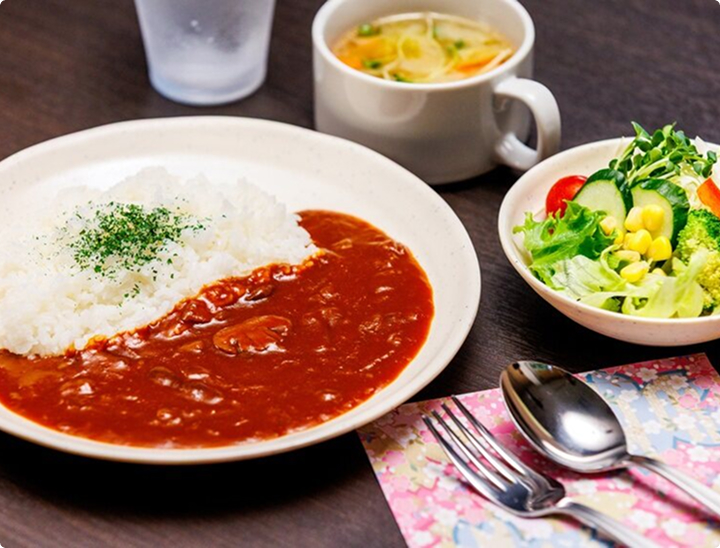 写真:ホテルで楽しむ無料夕食サービス